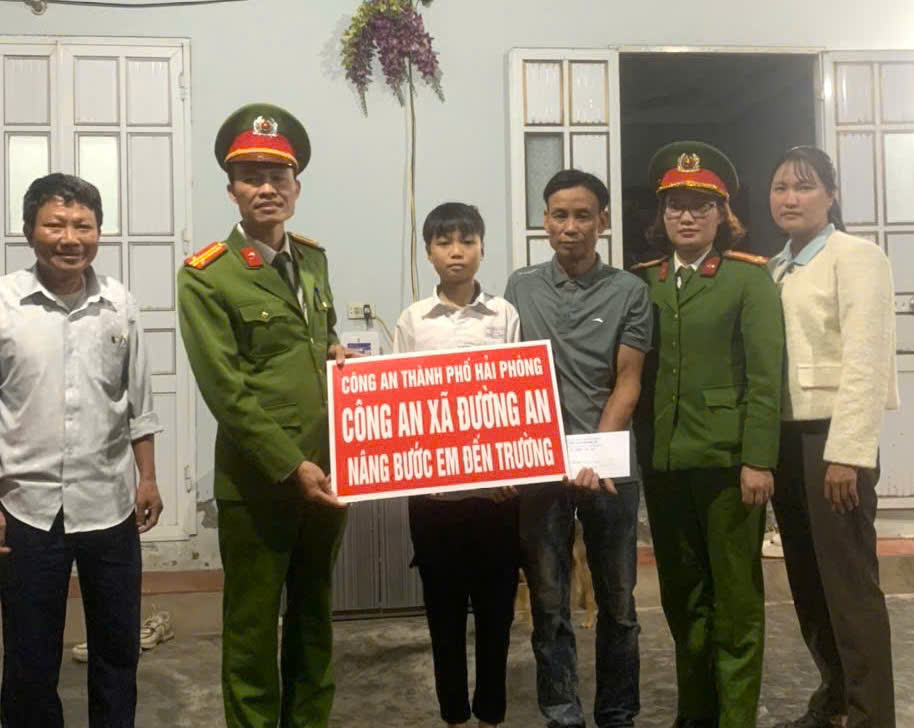 Công an xã Đường An phối hợp Hội Liên hiệp phụ nữ xã tặng quà 2 em nhỏ có hoàn cảnh khó khăn